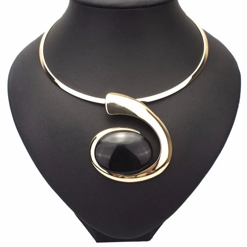 BLACK SIMPLE CLASSIC PENDANT STYLE NECKLACE