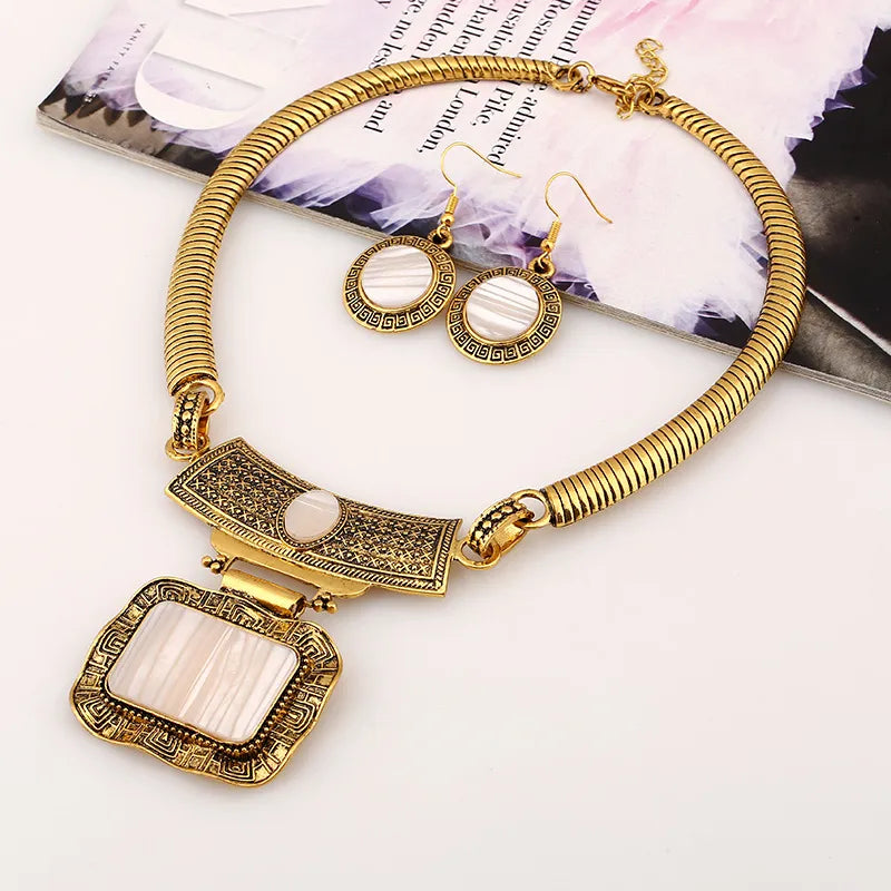 BEIGE GOLD ELEGANT CLASSIC STYLE ROUND SQUARE NECKLACE