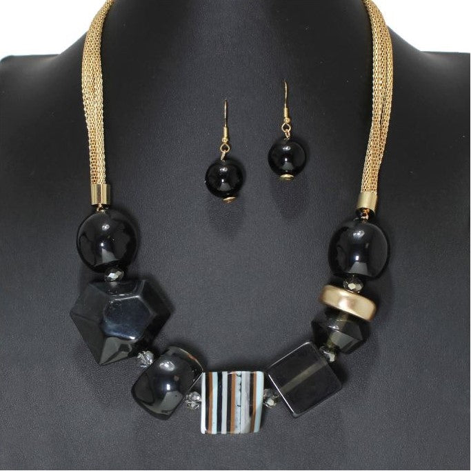 GOLD BLACK BEADED NECKLACE
