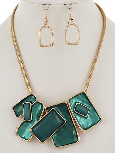 GREEN / GOLD GEOMETRIC RECTANGULAR PLATE NECKLACE