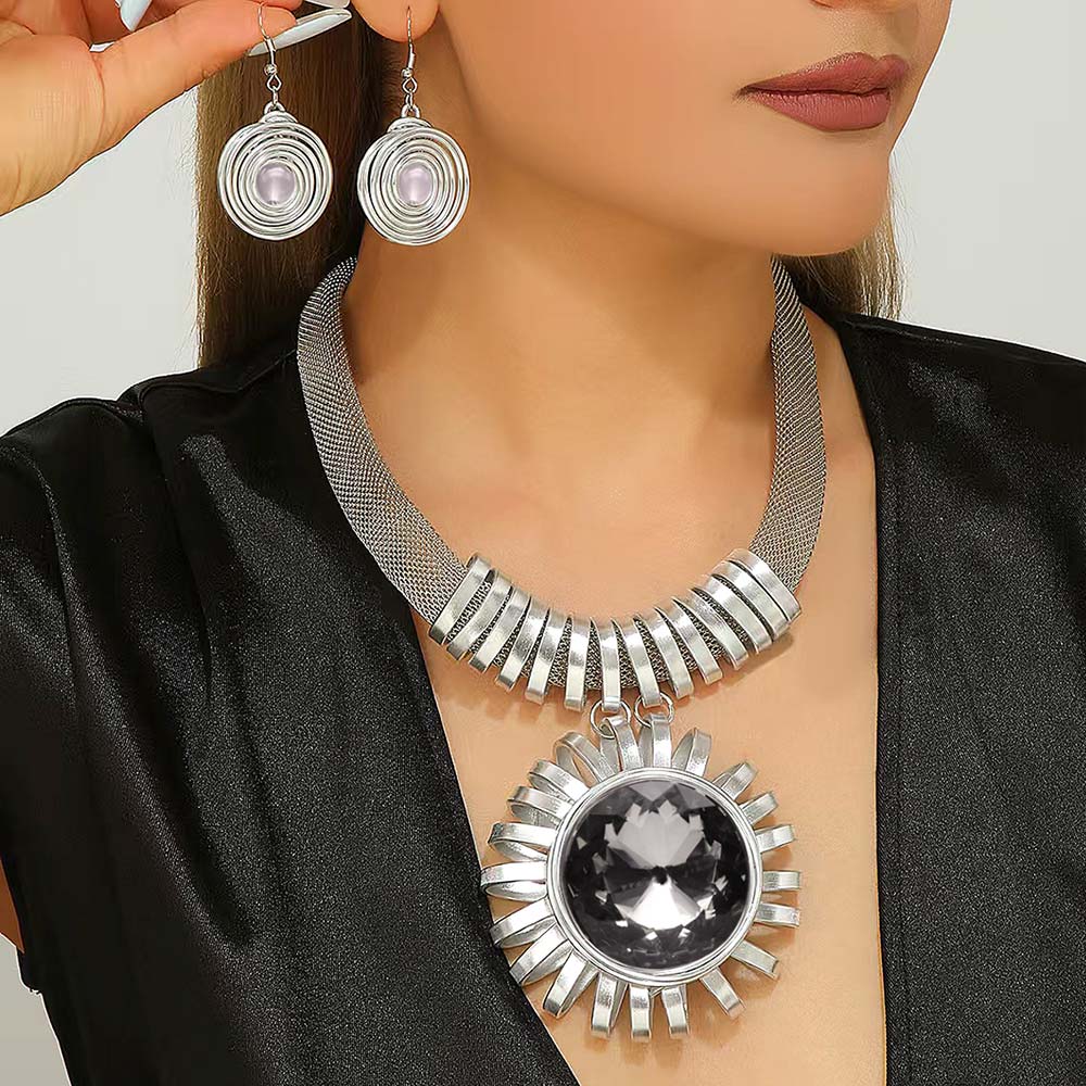 BLACK BOLD SUNBURST ROUND STONE MESH COLLAR