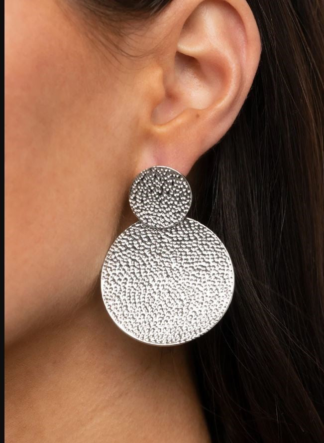 BEAD DECOR OVAL PENDANT NECKLACE