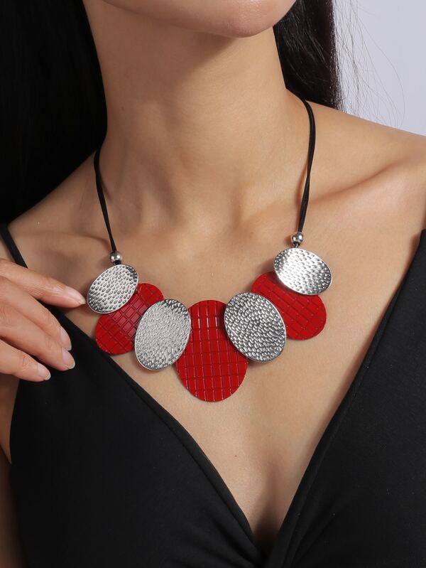 BEAD DECOR OVAL PENDANT NECKLACE