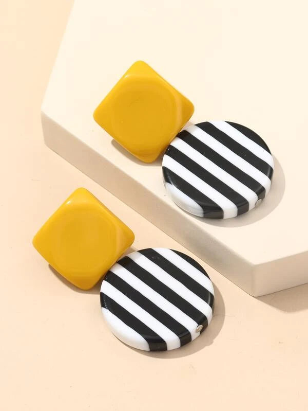 GOLD/YELLOW. PIANO STRIPE GEOMETRIC NECKLACE