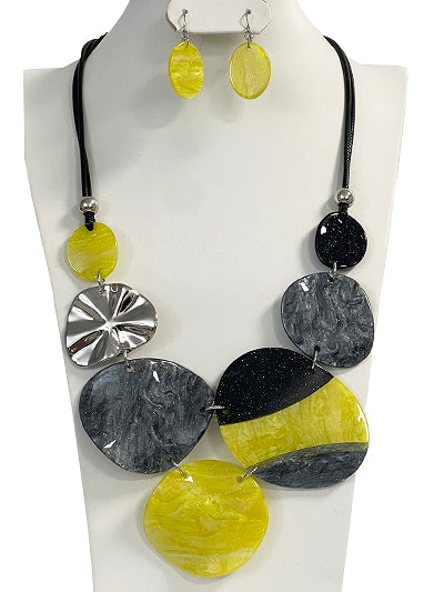 YELLOW BLACK LUCITE LINK CHAIN NECKLACE SET