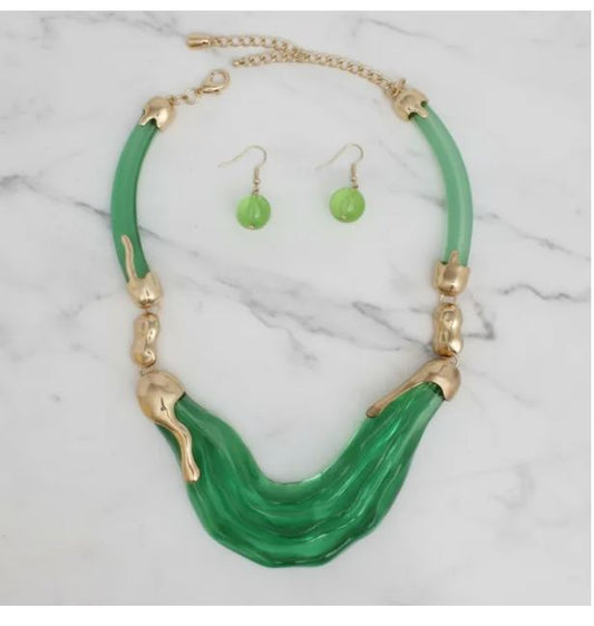 EMERALD FLOW GREEN TRANSPARENT MELTED DESIGN NECKLACE