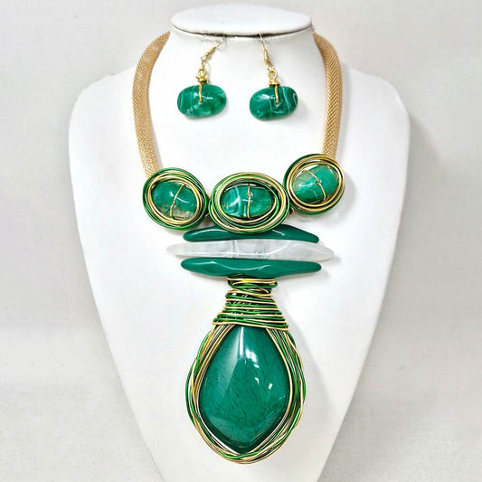 GREEN BOLD STONE PENDANT NECKLACE