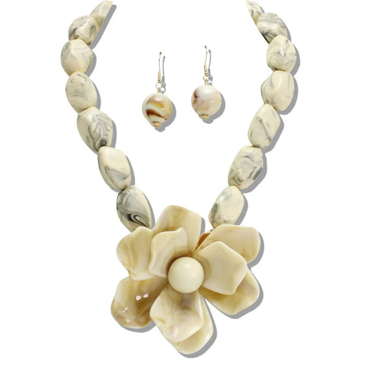 IVORY BOLD OVERSIZED FLOWER BEADED MARBLED NECKLACE