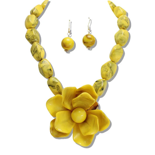 YELLOW BOLD OVERSIZED FLOWER BEADED MARBLED NECKLACE