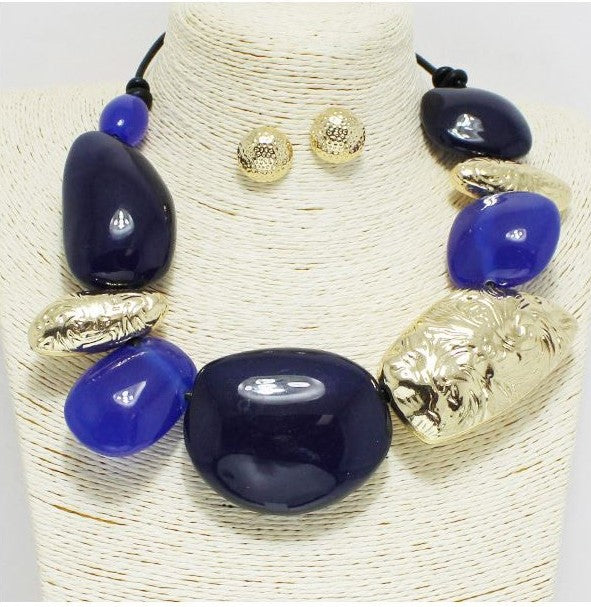 GOLD ROYAL BLUE CHUNKY GEOMETRIC GLASS STONE with HAMMERED METAL ACCENT NECKLACE