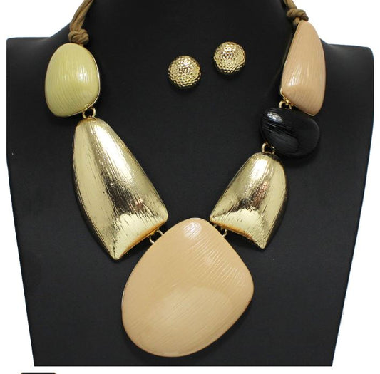 GOLD NATURAL GEOMETRIC BOLD STATEMENT NECKLACE