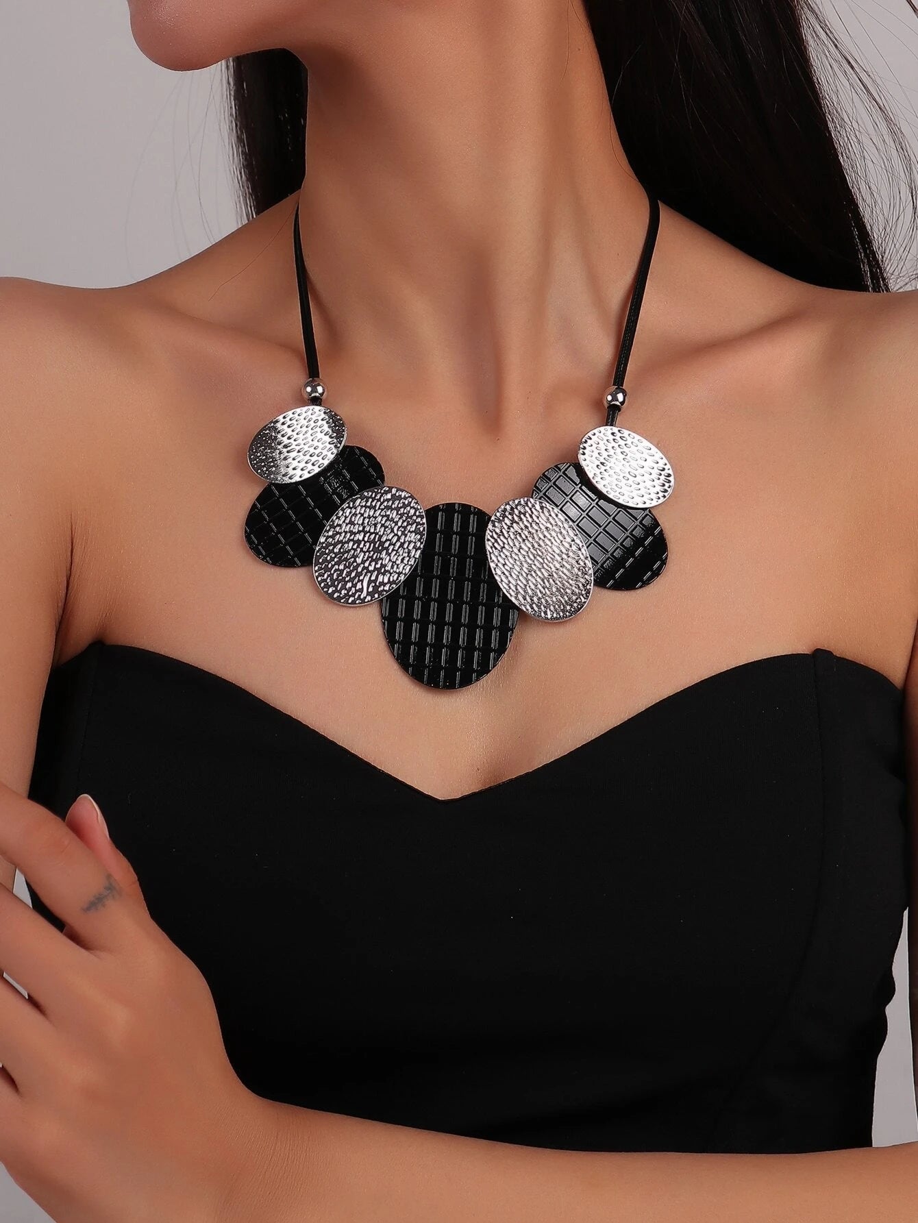 BEAD DECOR OVAL PENDANT NECKLACE