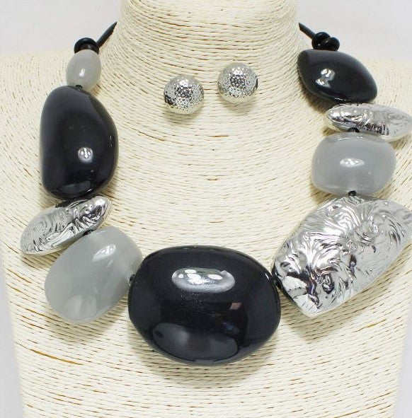 SILVER BLACK, CHUNKY GEOMETRIC GLASS STONE WITH HAMMERED METAL ACCENT NECKLACE